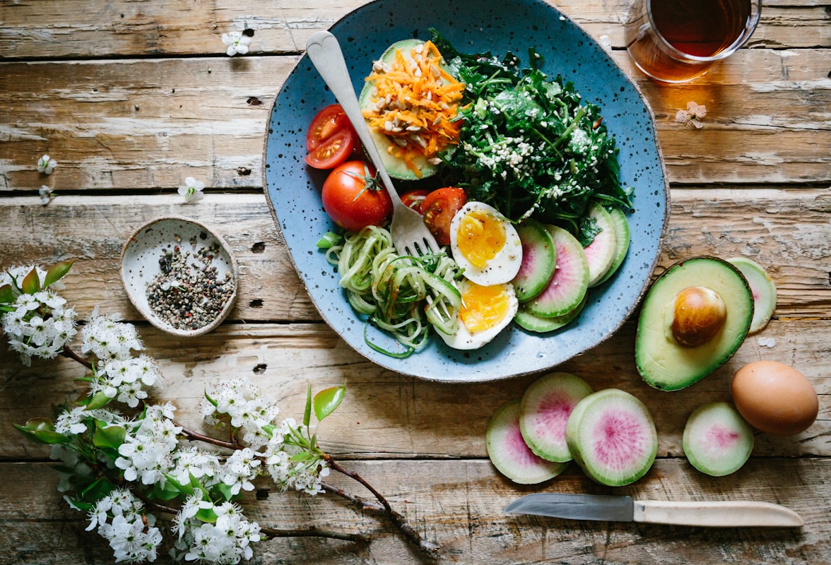 Especialista en nutrición saludable mostrando alimentos frescos y equilibrados